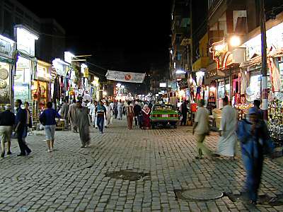 السوق السياحى القديم.. بازارات للهدايا ومحلات عطارة ومشغولات يدوية Aswan_market_at_night,_tb_n110700