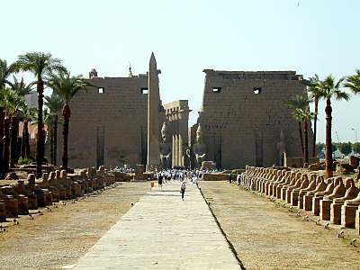 السياحة فى مدينة الأقصر Luxor_Temple_facade,_tb_n110500