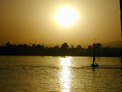 دليل سياحى لمحافظة الأقصر مصور Sunset_over_Nile_from_Luxor,_dg_042001